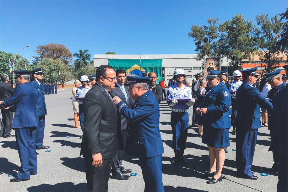 VICE-PRESIDENTE DA ZETRA É AGRACIADO COM MEDALHA MÉRITO SANTOS DUMONT