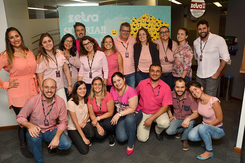 Colaboradores da Zetra vieram de rosa para em prol do combate ao câncer de mama