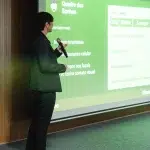 Andreza durante a palestra do programa de educação financeira