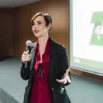 Andreza, palestrante do programa de educação financeira