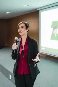 Andreza, palestrante do programa de educação financeira